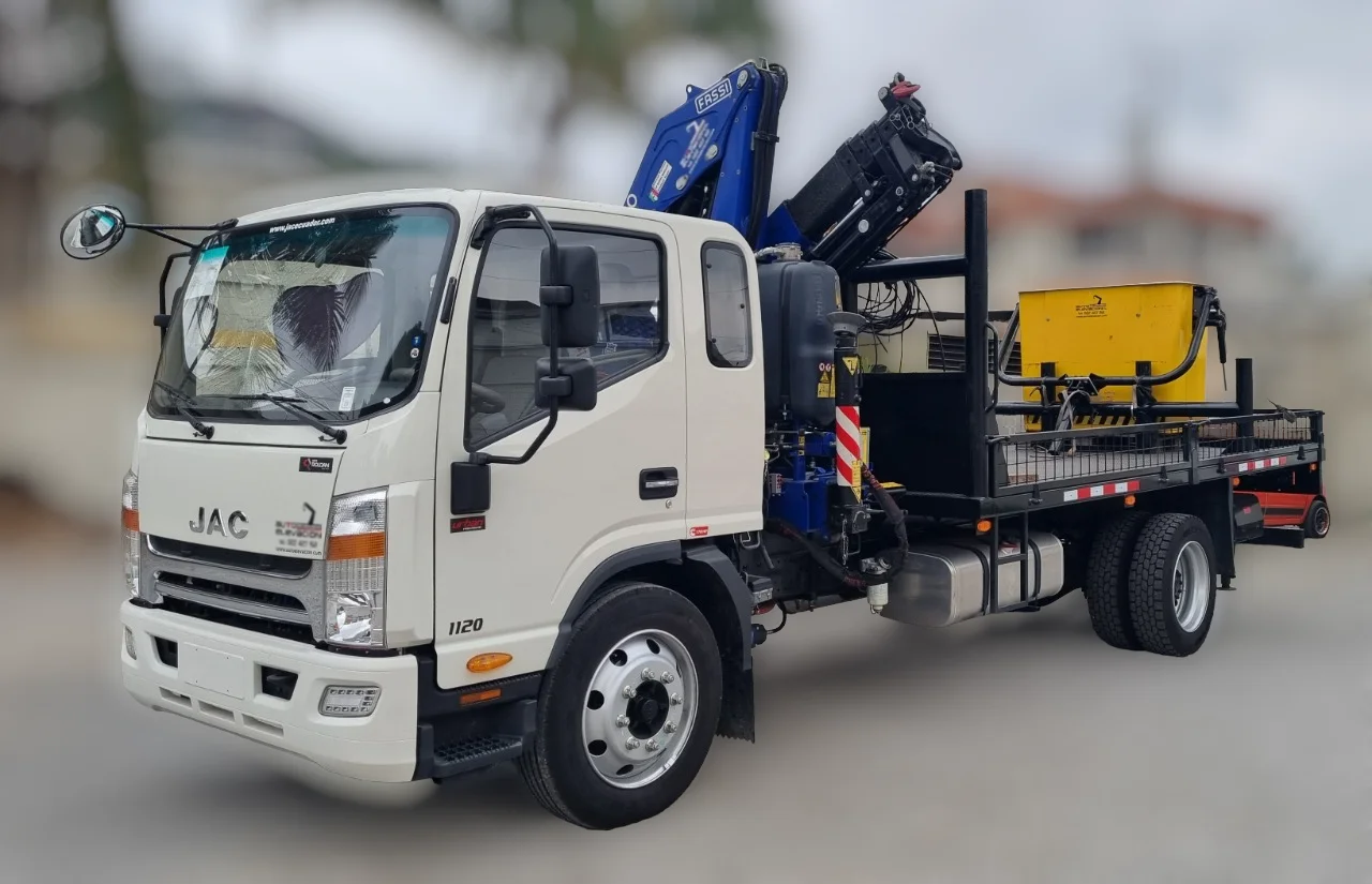 Camión grúa JAC 1120 con grúa Fassi F110B.0.25 y canastilla de trabajo en altura — equipo de alquiler de DILEXSA en Guayaquil