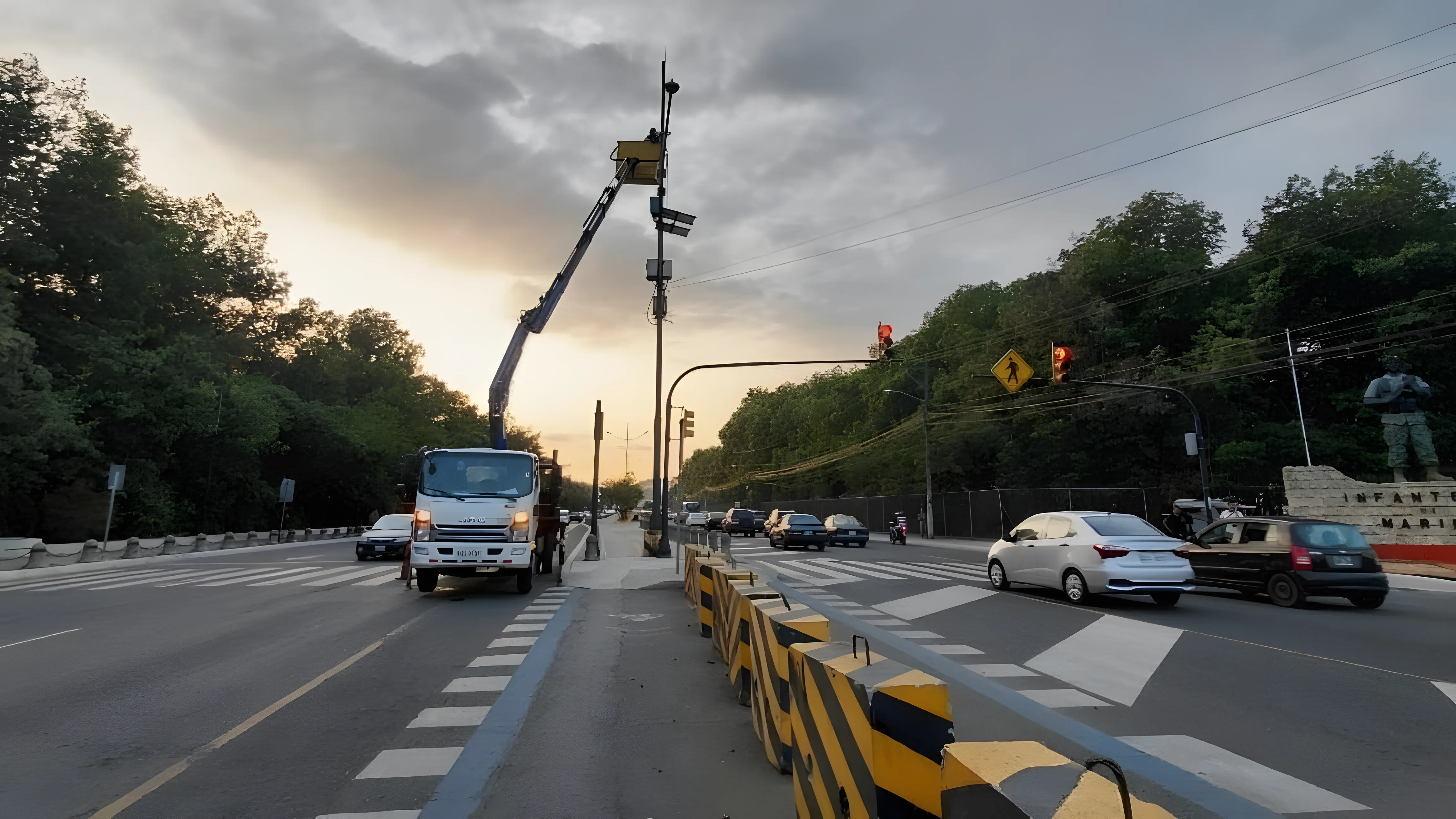 Carro canasta de DILEXSA trabajando en altura en edificio patrimonial de Guayaquil — alquiler de carro canasta y camión grúa hasta 14 metros